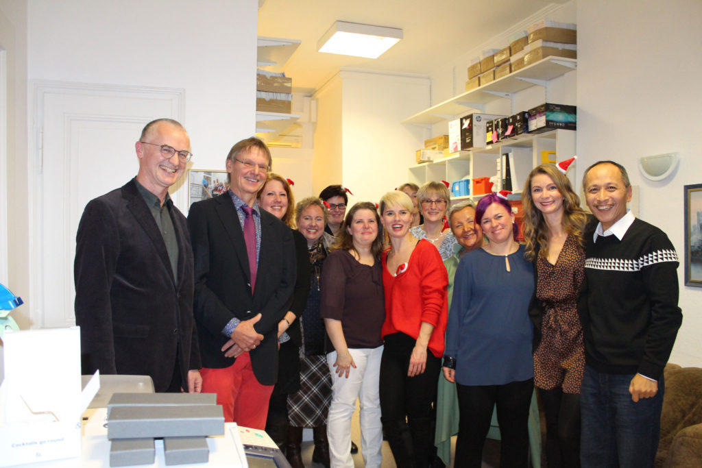 Das Team der Gemeinschaftspraxis für Pathologie von Dr. Nikorowitsch, Prof. Dr. Zhou und Dr. Kindermann im Bonner Zentrum.